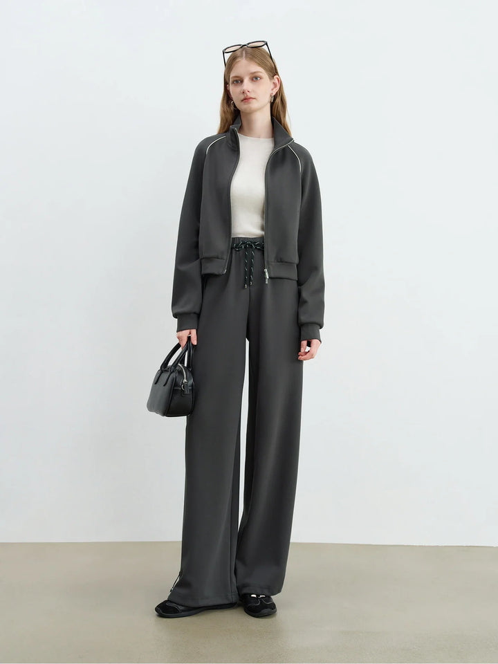 Mirla | Damoutfit med Kontrastfärgad Kort Jacka och Bekväma Byxor-Eva Jonsson