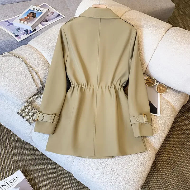 Mirla | Elegant, Medellång Trenchcoat för Damer-Eva Jonsson