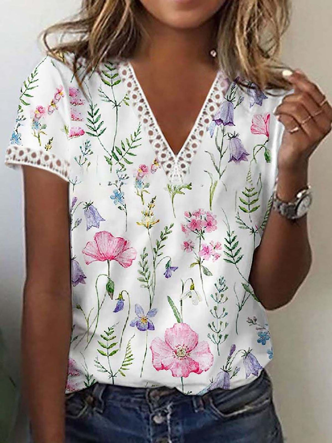 Mirla | Elegant T-shirt med korta ärmar och V-halstryck för damer-Eva Jonsson