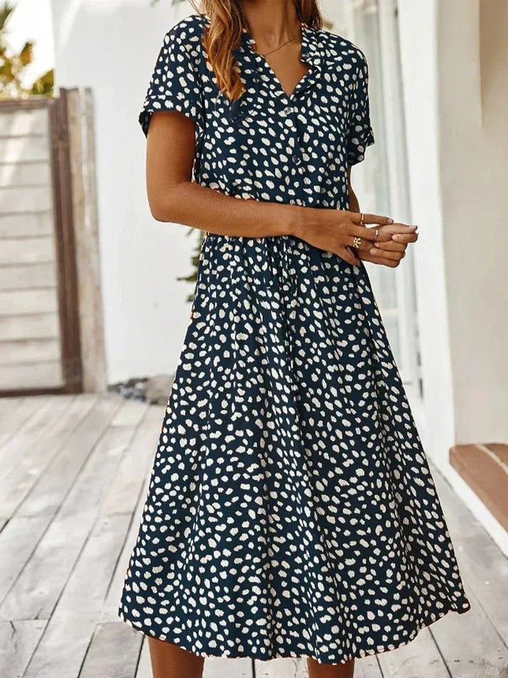 Mirla | Elegant kortärmad skjortklänning med prickar och dragsko i midjan-Eva Jonsson