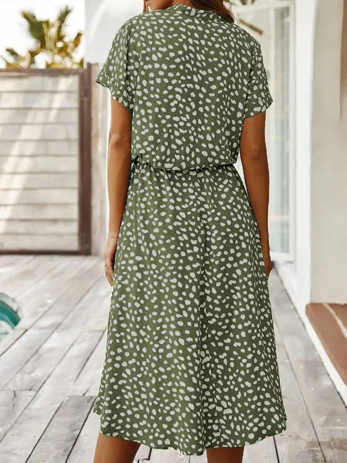Mirla | Elegant kortärmad skjortklänning med prickar och dragsko i midjan-Eva Jonsson