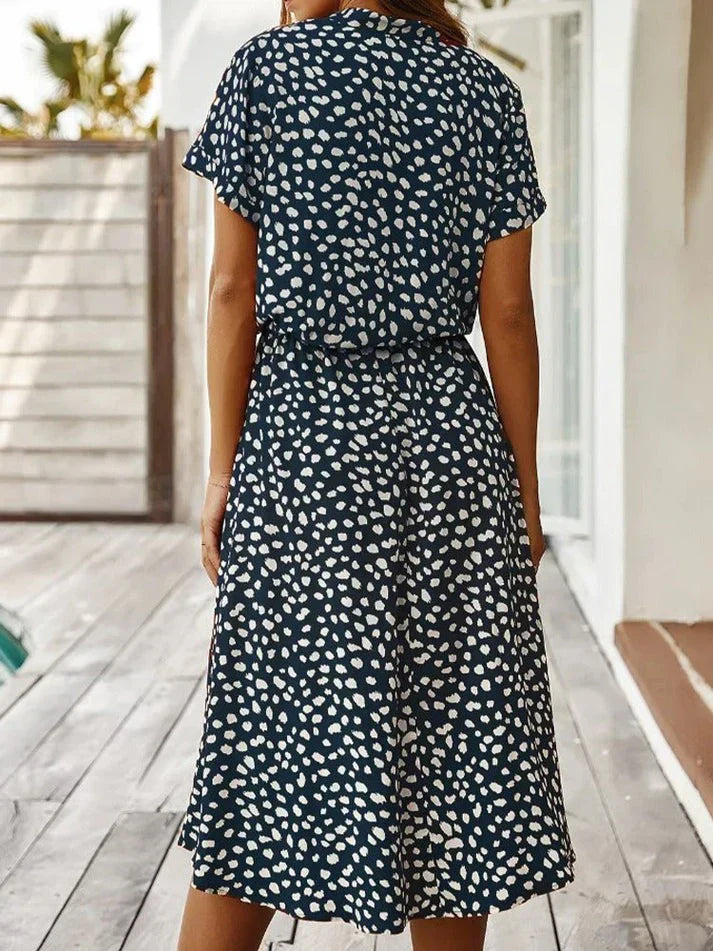 Mirla | Elegant kortärmad skjortklänning med prickar och dragsko i midjan-Eva Jonsson