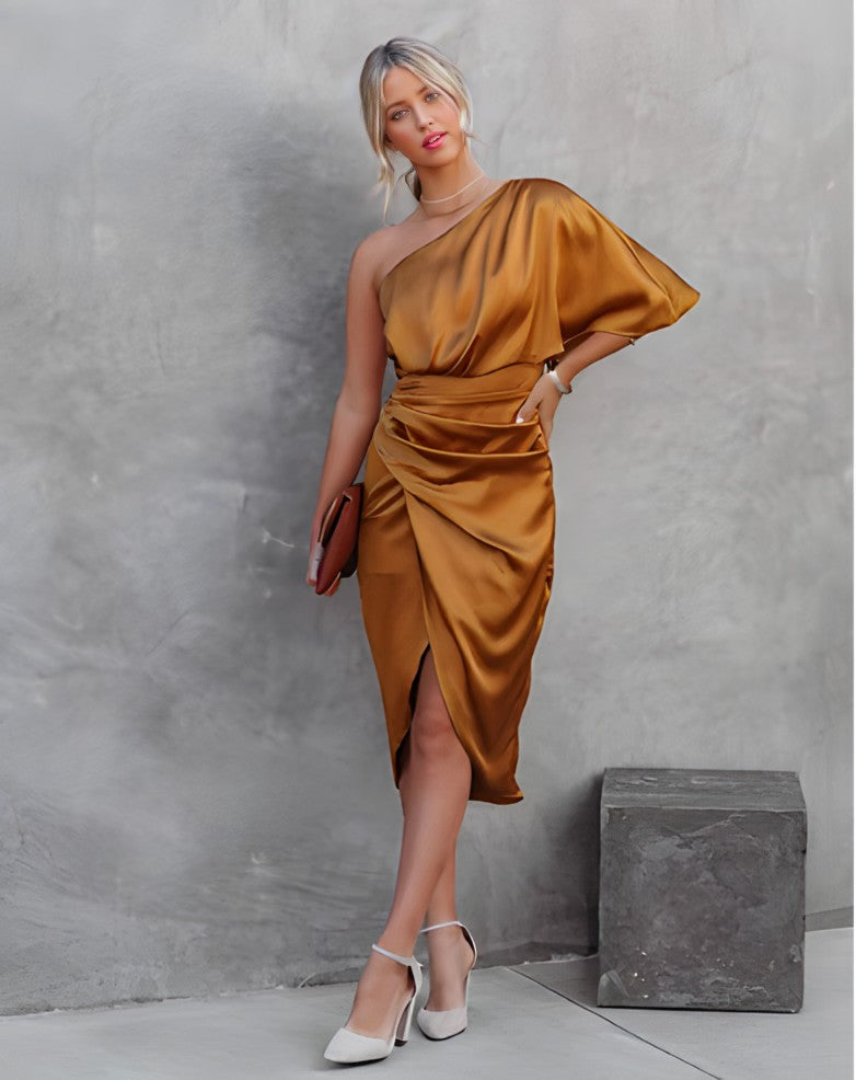 Mirla | Elegant-one-shoulder-aftonklänning-i-satin-asymmetrisk-festklänning-i-satin-med-volanger-Eva Jonsson