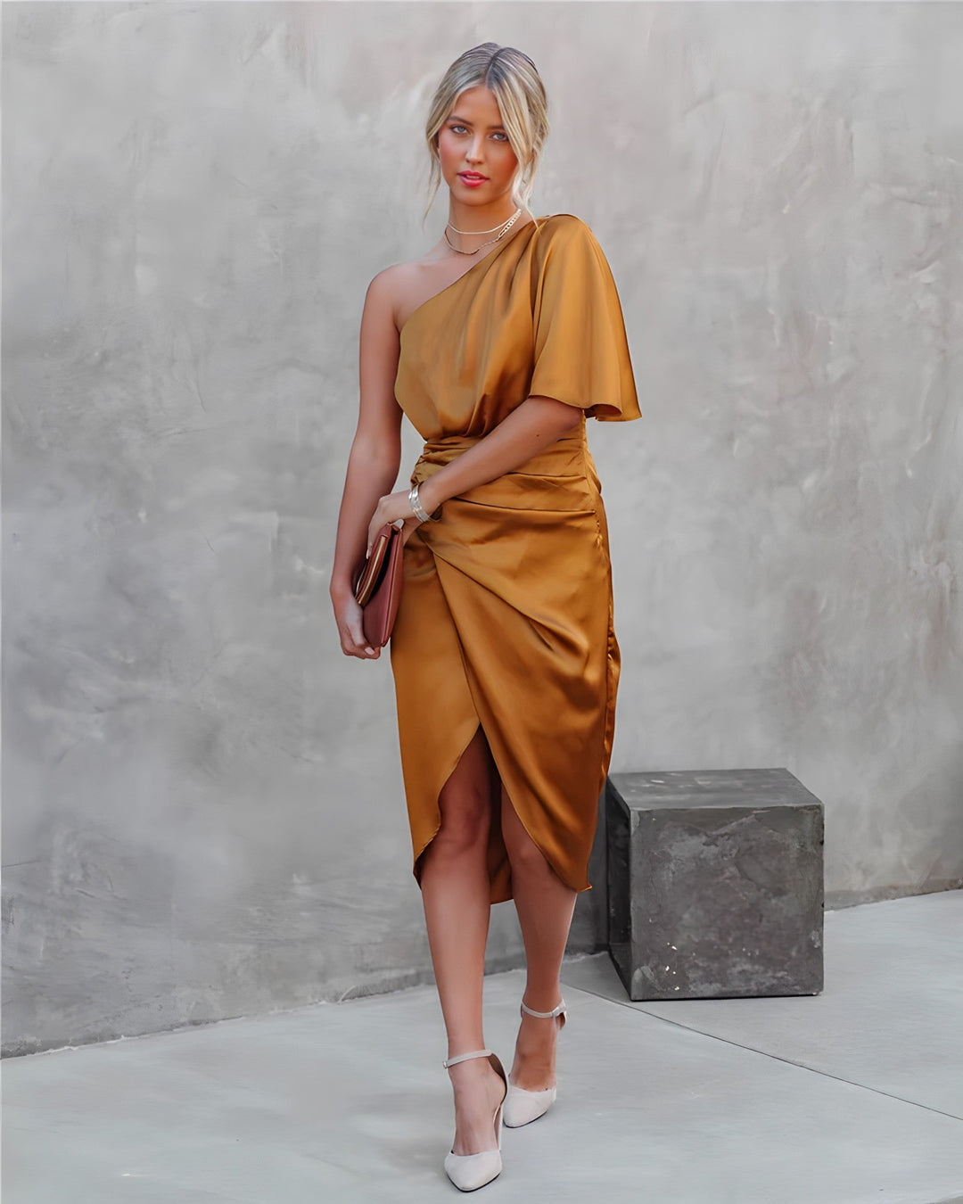 Mirla | Elegant-one-shoulder-aftonklänning-i-satin-asymmetrisk-festklänning-i-satin-med-volanger-Eva Jonsson