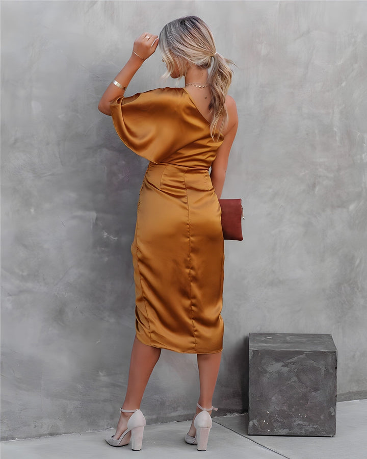 Mirla | Elegant-one-shoulder-aftonklänning-i-satin-asymmetrisk-festklänning-i-satin-med-volanger-Eva Jonsson