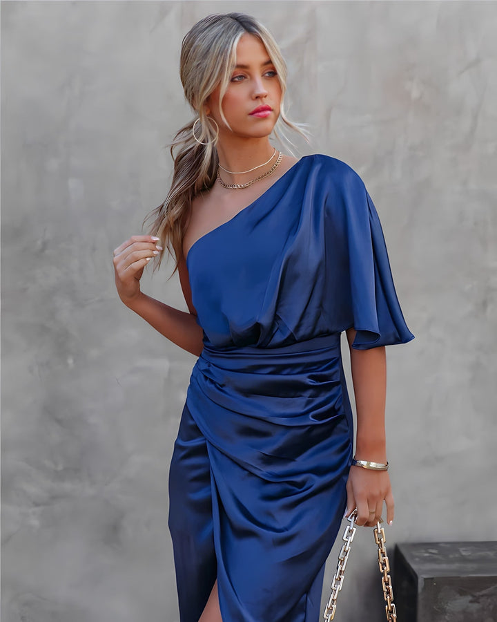Mirla | Elegant-one-shoulder-aftonklänning-i-satin-asymmetrisk-festklänning-i-satin-med-volanger-Eva Jonsson