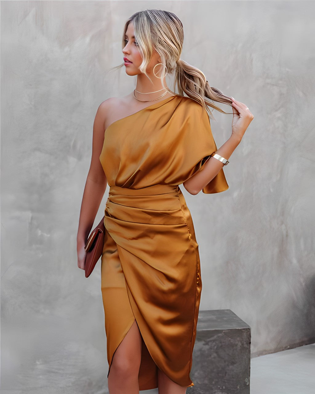 Mirla | Elegant-one-shoulder-aftonklänning-i-satin-asymmetrisk-festklänning-i-satin-med-volanger-Eva Jonsson