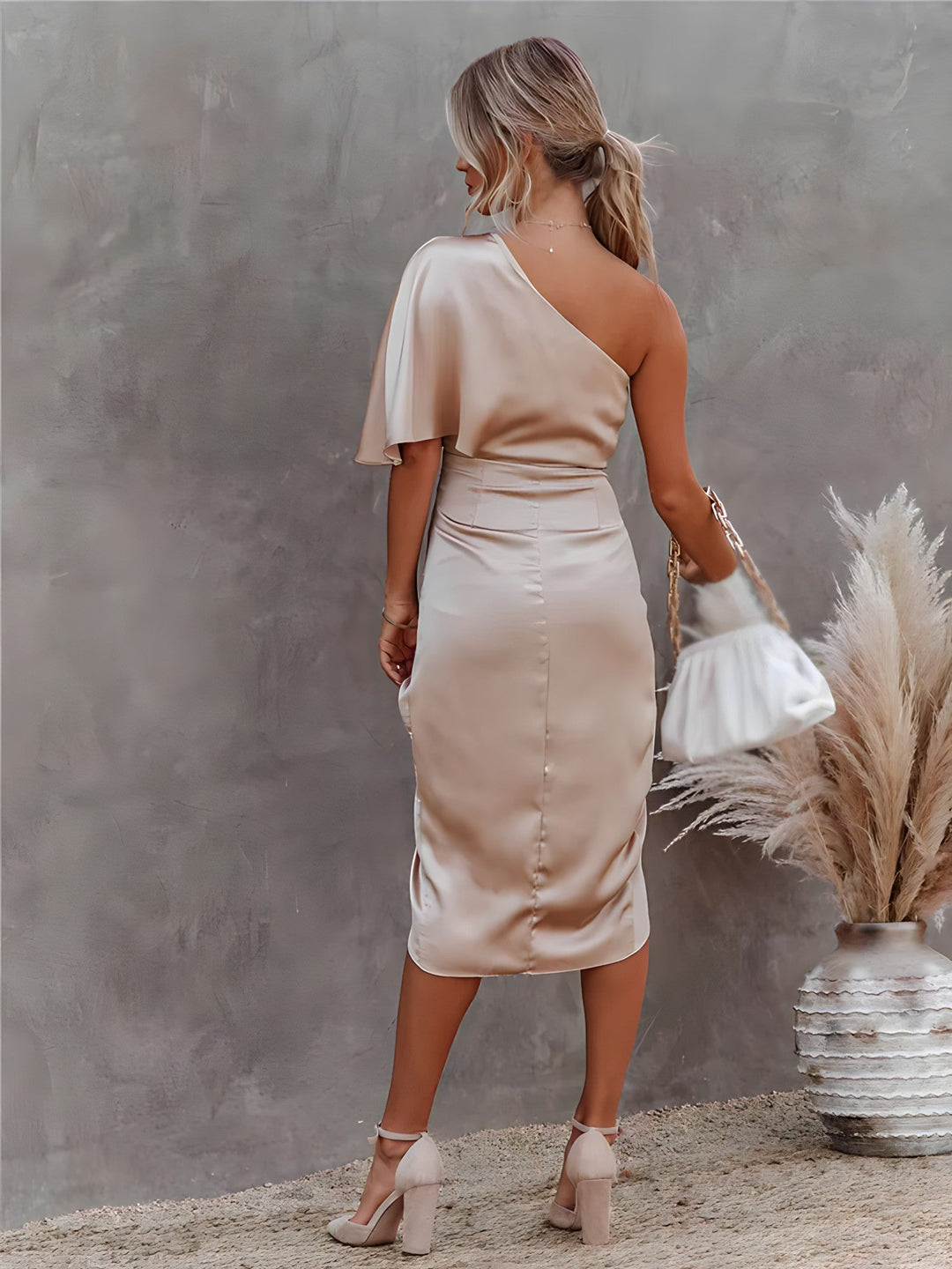 Mirla | Elegant-one-shoulder-aftonklänning-i-satin-asymmetrisk-festklänning-i-satin-med-volanger-Eva Jonsson
