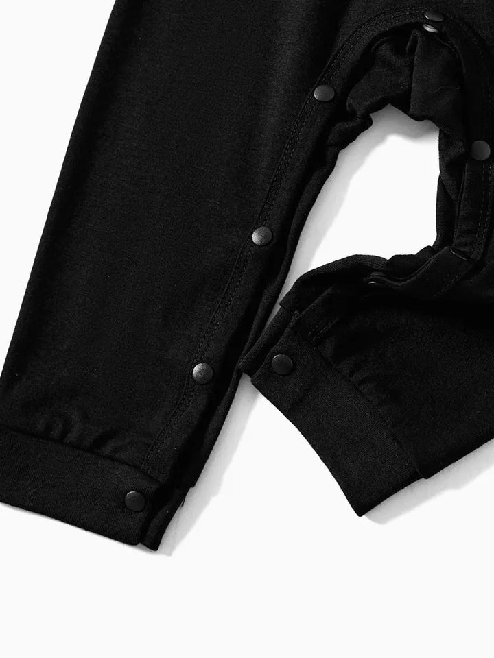 Eva Jonsson | Familj Julen 2025 Tillsammans Skapa Minnen Texttryck Svart Långärmad Tröja med Svart-Vita Rutig Byxor Familjeanpassade Pyjamasar-Eva Jonsson