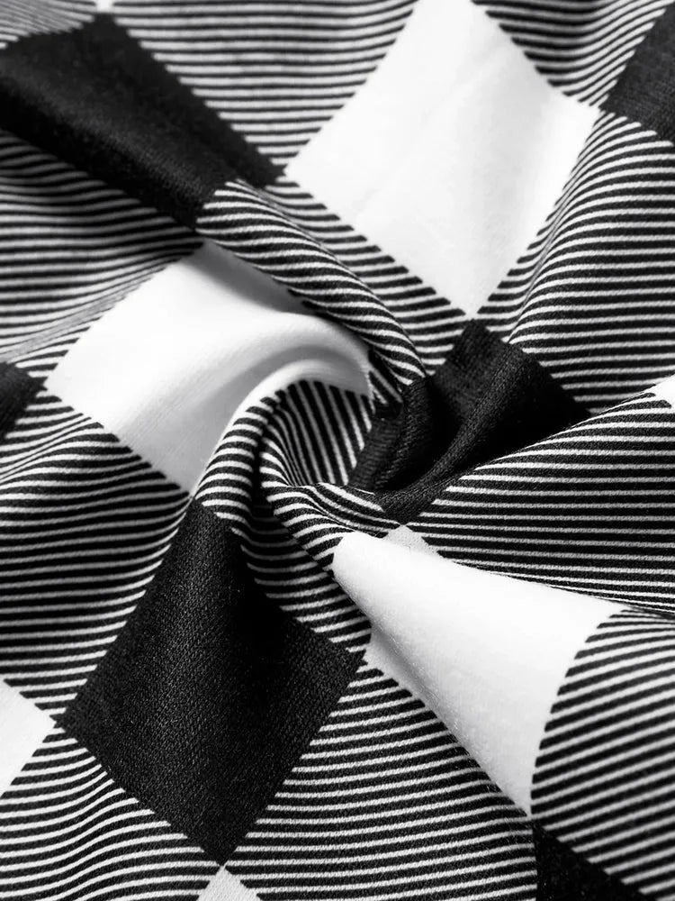 Eva Jonsson | Familjejul 2025 Text och Rådjurstryck Svart Långärmad Topp med Svart-Vita Rutiga Byxor Familjeanpassade Pyjamasar-Eva Jonsson