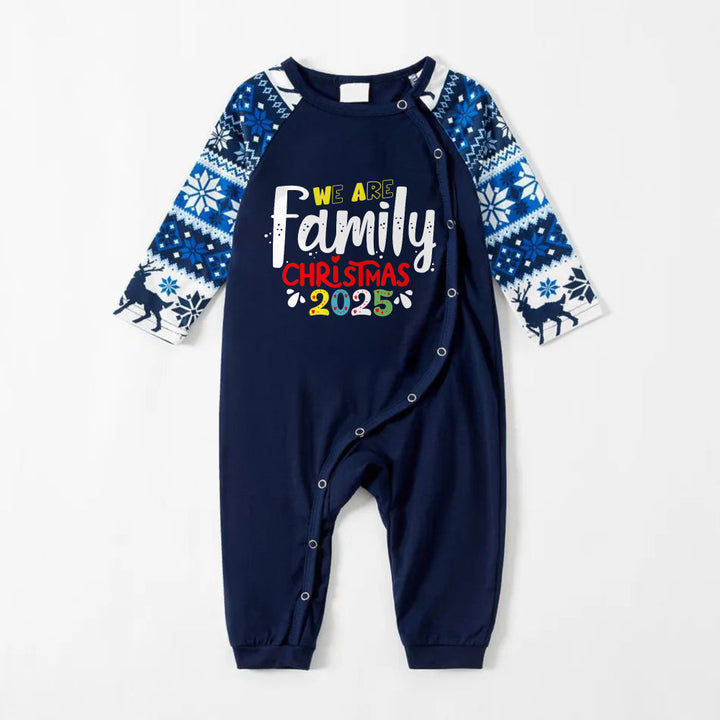 Mirla | Glad Blå Jul Pyjamas-Set med Jul-Textmönster-Eva Jonsson