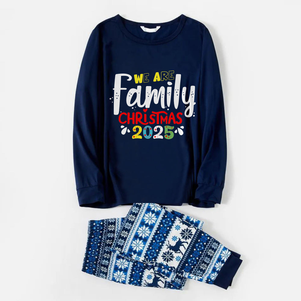 Mirla | Glad Blå Jul Pyjamas-Set med Jul-Textmönster-Eva Jonsson