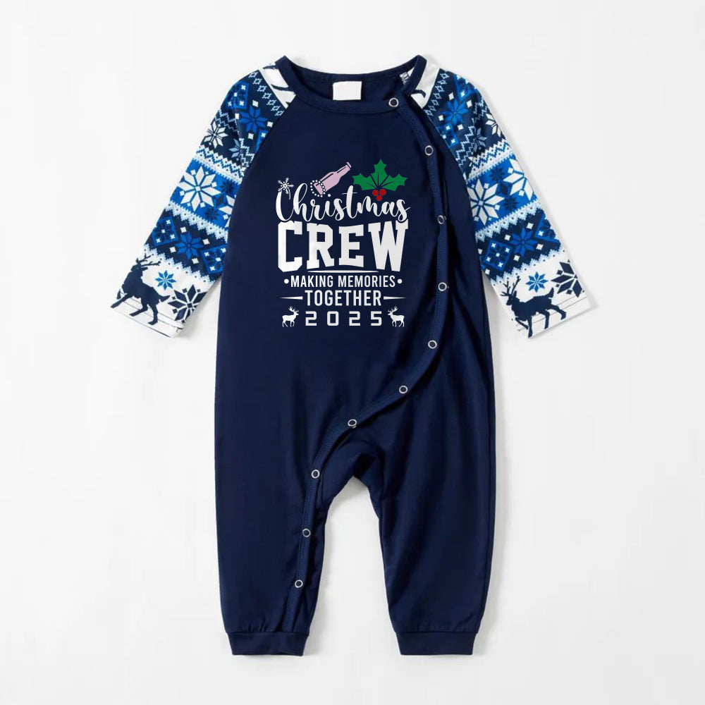 Mirla | Glad Blå Julpyjamas-Set med Trycket Christmas Crew Making Memories Together 2025-Eva Jonsson