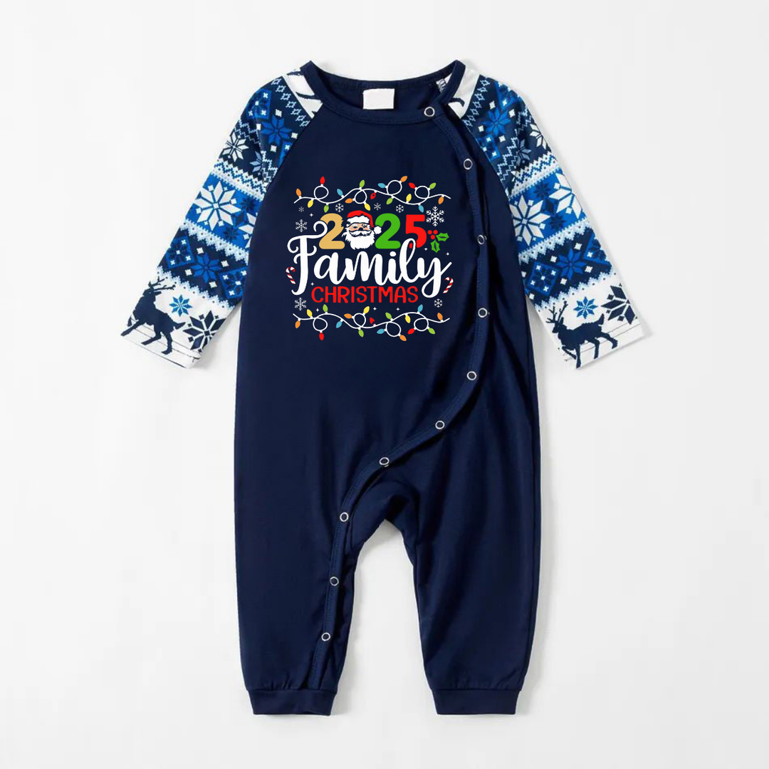Mirla | Glädjefylld Blå Julpyjamas-Set med Jullampor och 2025 Familjejultexttryck-Eva Jonsson
