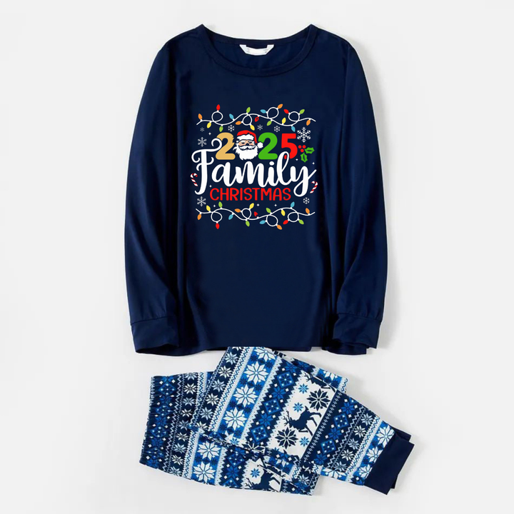 Mirla | Glädjefylld Blå Julpyjamas-Set med Jullampor och 2025 Familjejultexttryck-Eva Jonsson