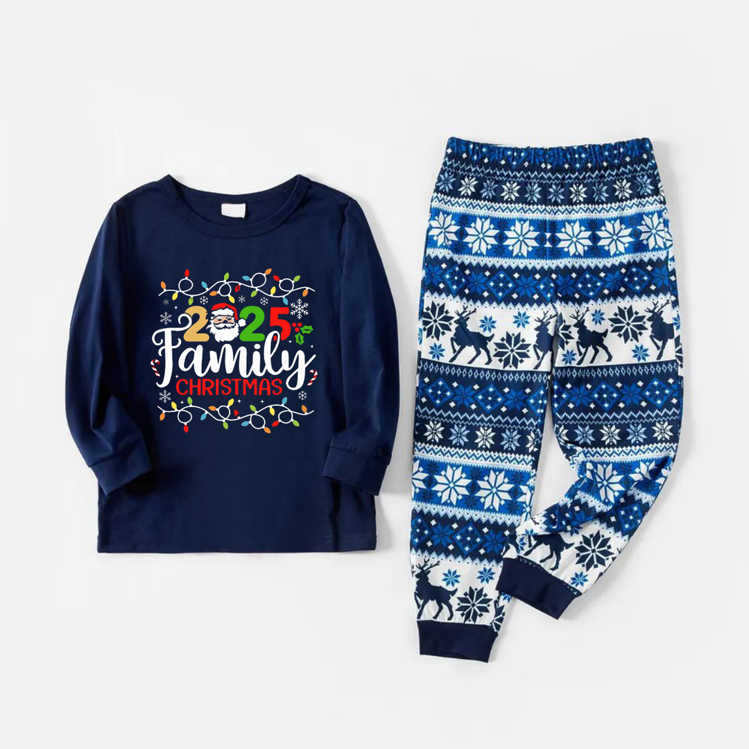 Mirla | Glädjefylld Blå Julpyjamas-Set med Jullampor och 2025 Familjejultexttryck-Eva Jonsson