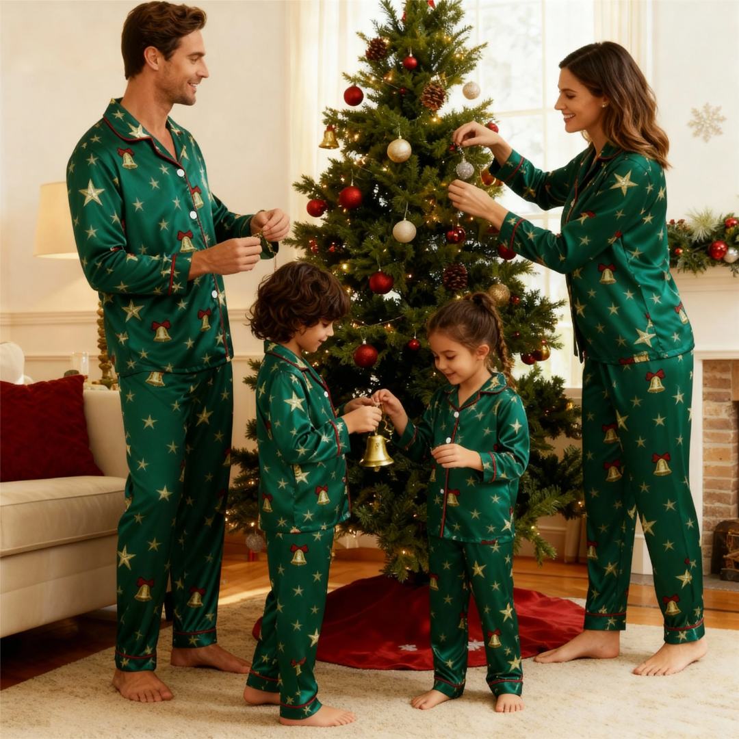 Mirla | Helgfamilj Button-Down Grön Satin Jul-Pyjamasett-Eva Jonsson