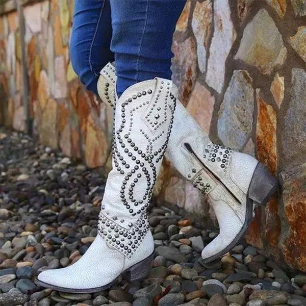 Mirla | Höga Stövlar med Metalldynor och Klobig Häl-Eva Jonsson
