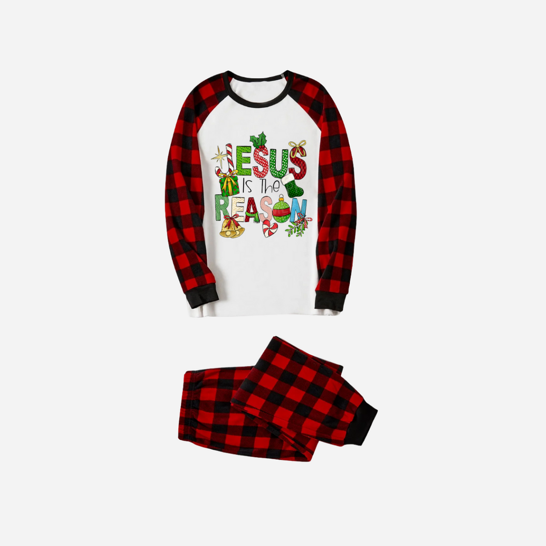 Eva Jonsson | Jul Cartoon Familj Jul Pyjamas Set - Vit Topp med Röda Rutiga Ärmar och Röda Rutiga Byxor och „Jesus Är Anledningen“ Design-Eva Jonsson