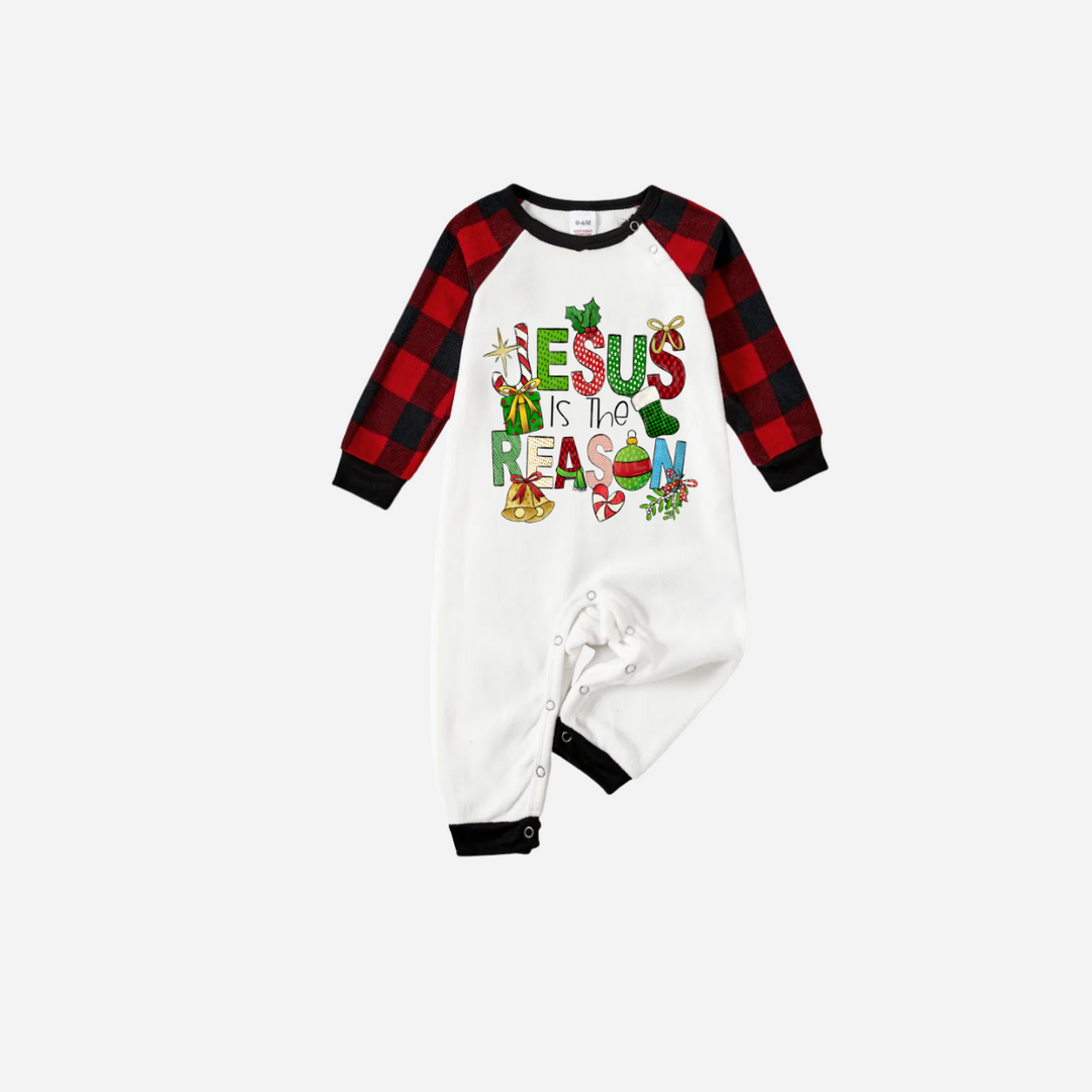 Eva Jonsson | Jul Cartoon Familj Jul Pyjamas Set - Vit Topp med Röda Rutiga Ärmar och Röda Rutiga Byxor och „Jesus Är Anledningen“ Design-Eva Jonsson