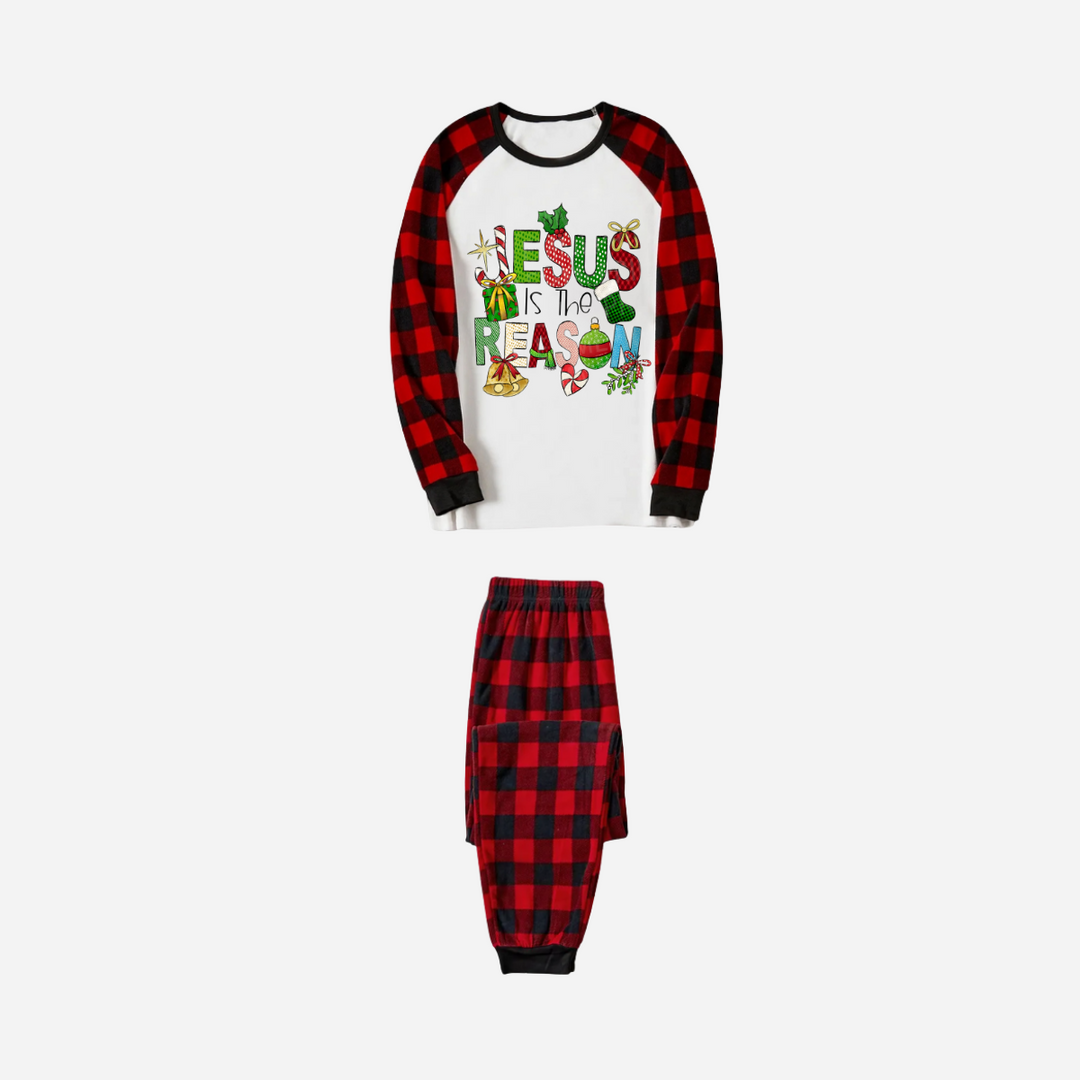 Eva Jonsson | Jul Cartoon Familj Jul Pyjamas Set - Vit Topp med Röda Rutiga Ärmar och Röda Rutiga Byxor och „Jesus Är Anledningen“ Design-Eva Jonsson