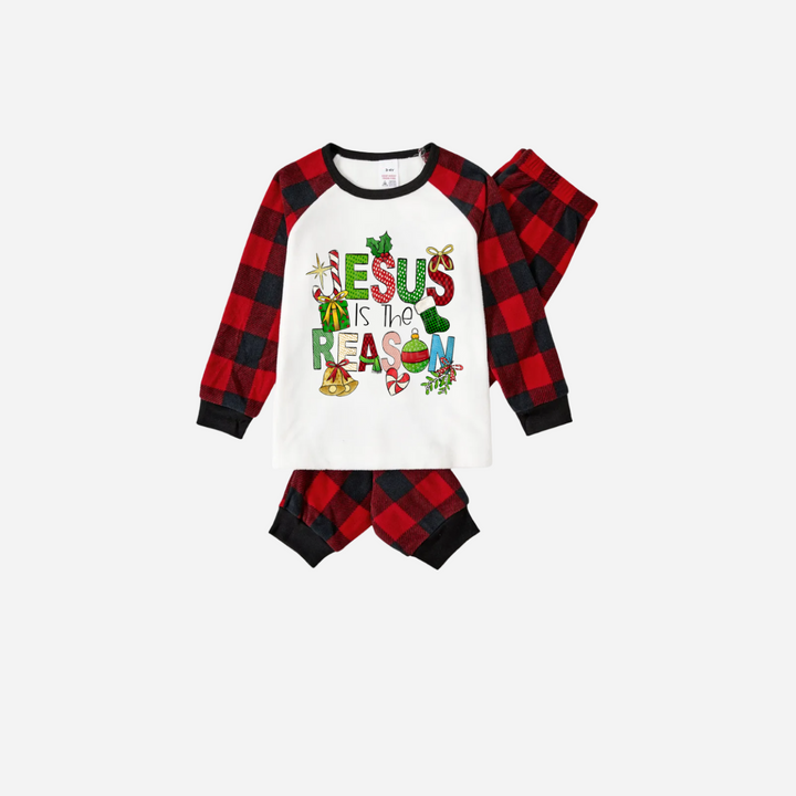 Eva Jonsson | Jul Cartoon Familj Jul Pyjamas Set - Vit Topp med Röda Rutiga Ärmar och Röda Rutiga Byxor och „Jesus Är Anledningen“ Design-Eva Jonsson