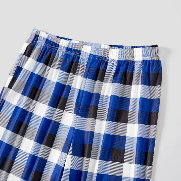 Eva Jonsson | Jul Jesus Vita Bokstäver Tryck Kontrast Blå Långärmad-Shirt med Blå och Vita Morots Byxor Familj Matchande Pyjamas-Eva Jonsson