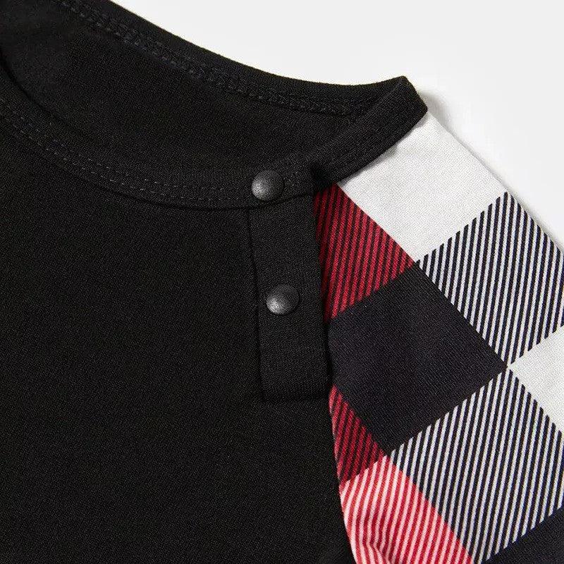 Eva Jonsson | Julmössa och 'Believe' Bokstavstrykt Mönstrade Rutärm Kontrastöverdelar och Röda & Svarta & Vita Rutiga Byxor Familjepyjamas-Set med Hundbandana-Eva Jonsson