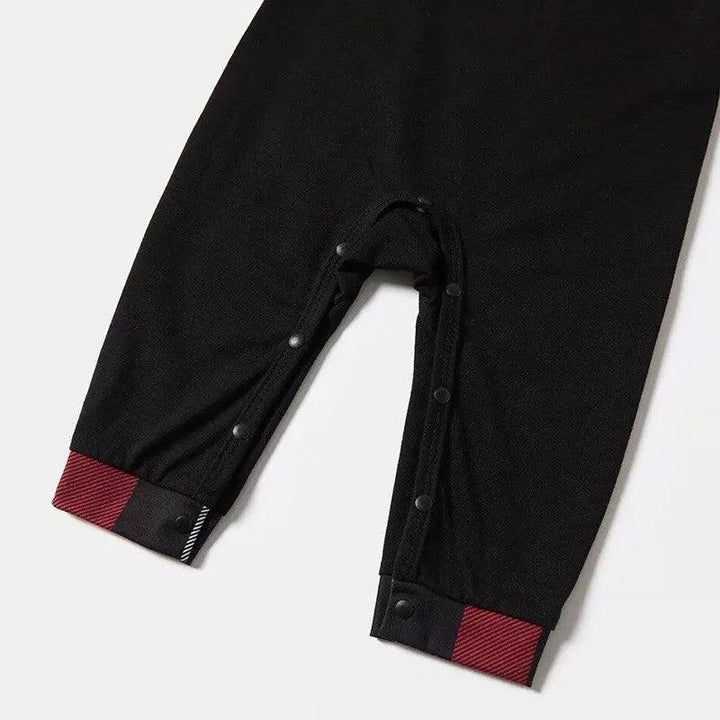 Eva Jonsson | Julmössa och 'Believe' Bokstavstrykt Mönstrade Rutärm Kontrastöverdelar och Röda & Svarta & Vita Rutiga Byxor Familjepyjamas-Set med Hundbandana-Eva Jonsson