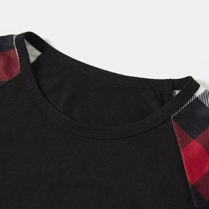 Eva Jonsson | Julmössa och 'Believe' Bokstavstrykt Mönstrade Rutärm Kontrastöverdelar och Röda & Svarta & Vita Rutiga Byxor Familjepyjamas-Set med Hundbandana-Eva Jonsson