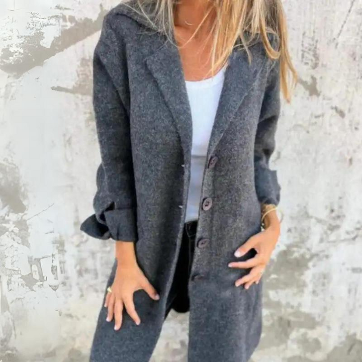 Mirla | Kappa Lång Modell Klassisk Reverskrage Knappstängning Eleganta Detaljer-Eva Jonsson