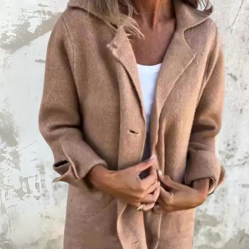Mirla | Kappa Lång Modell Klassisk Reverskrage Knappstängning Eleganta Detaljer-Eva Jonsson