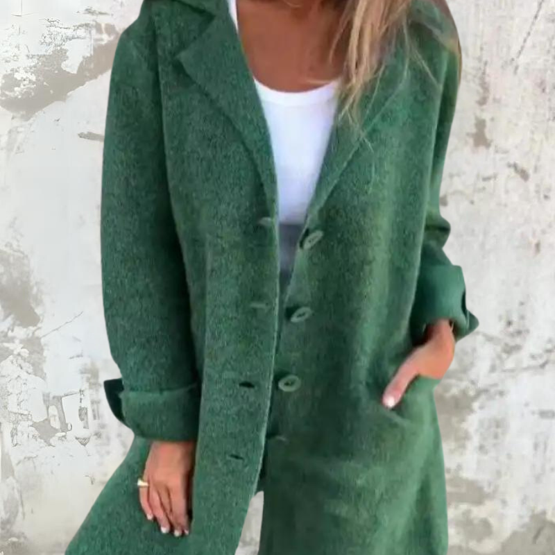 Mirla | Kappa Lång Modell Klassisk Reverskrage Knappstängning Eleganta Detaljer-Eva Jonsson