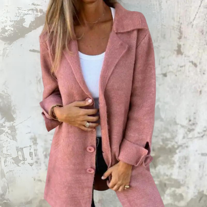 Mirla | Kappa Lång Modell Klassisk Reverskrage Knappstängning Eleganta Detaljer-Eva Jonsson