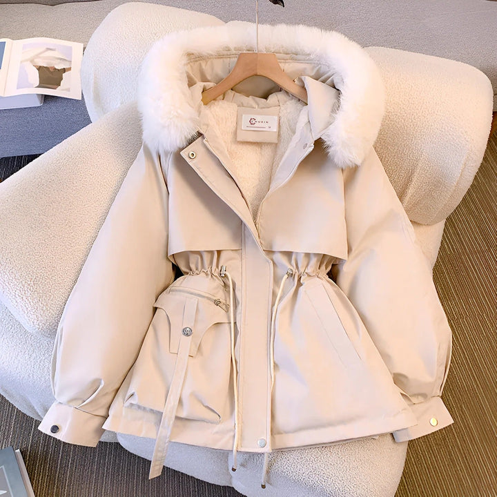 Mirla | Kappa Tailored fit Huva med pälsbesättning Mellanlång Puffärm-Eva Jonsson