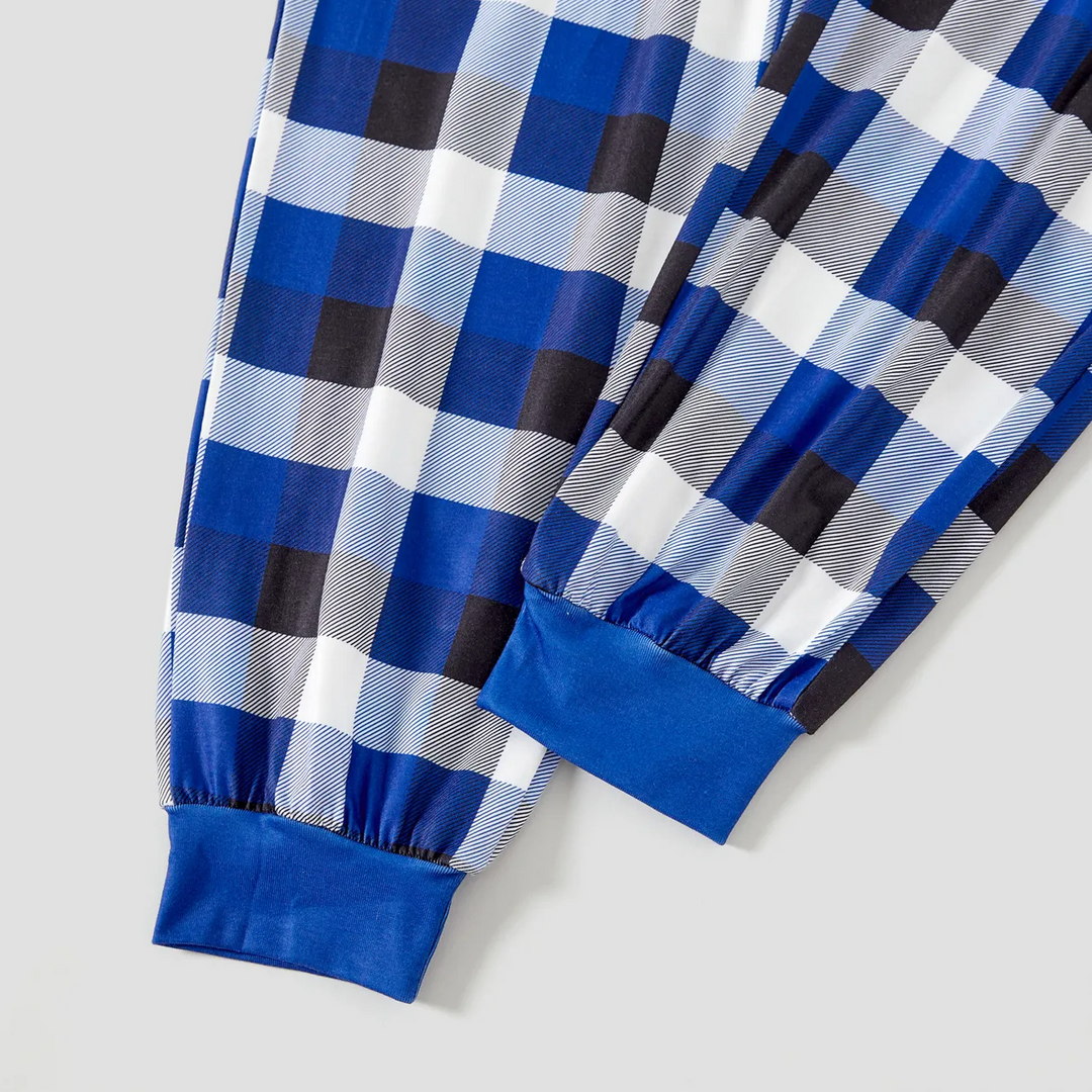 Eva Jonsson | Kära Jultomten Ni Är De Olydiga Texttryckta Blå och Vita Rutiga Familjepassande Pyjamasar-Eva Jonsson