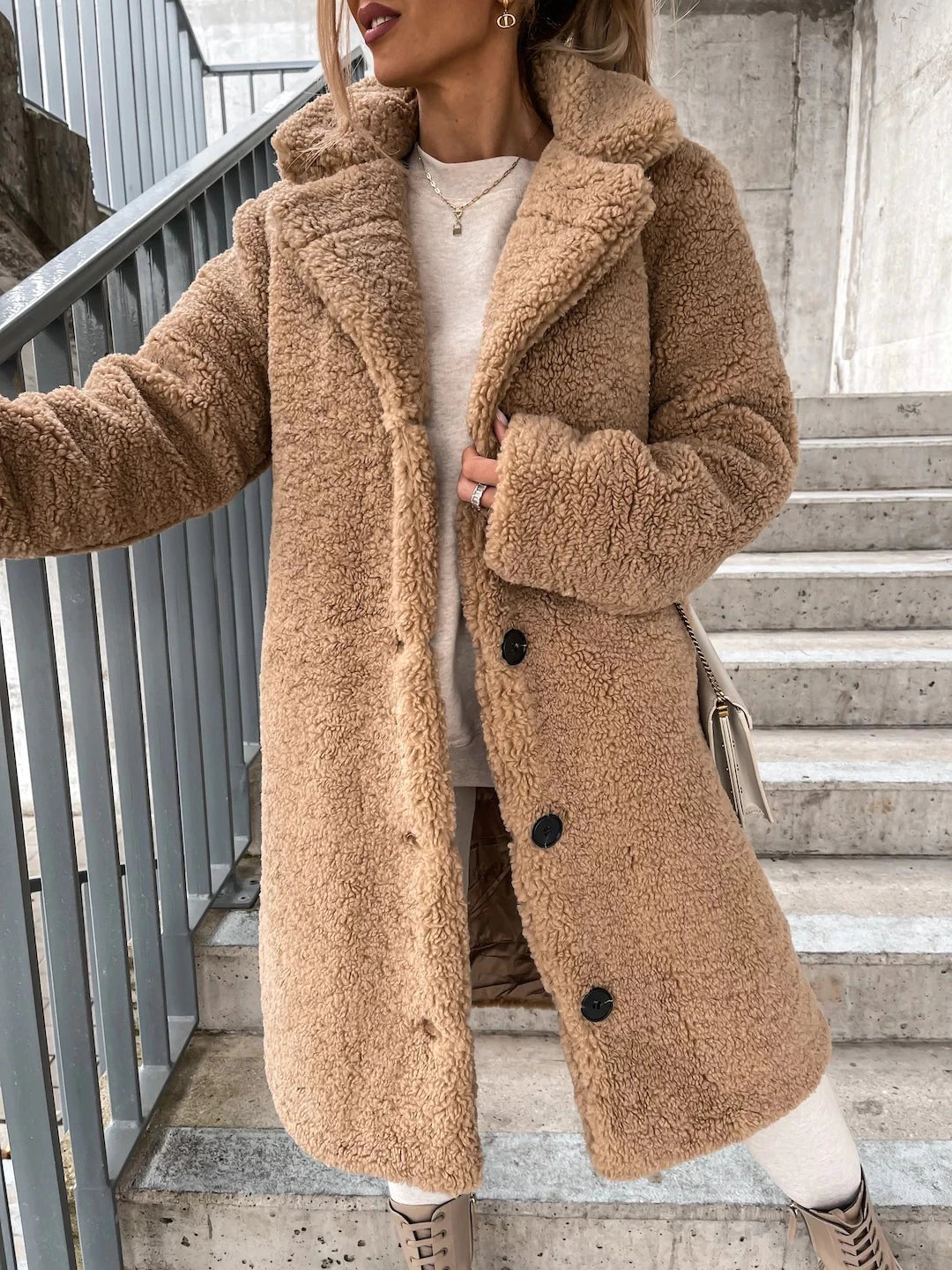 Mirla | Lång Kappa Mjuk Teddy-Fleece Huva & Knappstängning Lätt Passform-Eva Jonsson