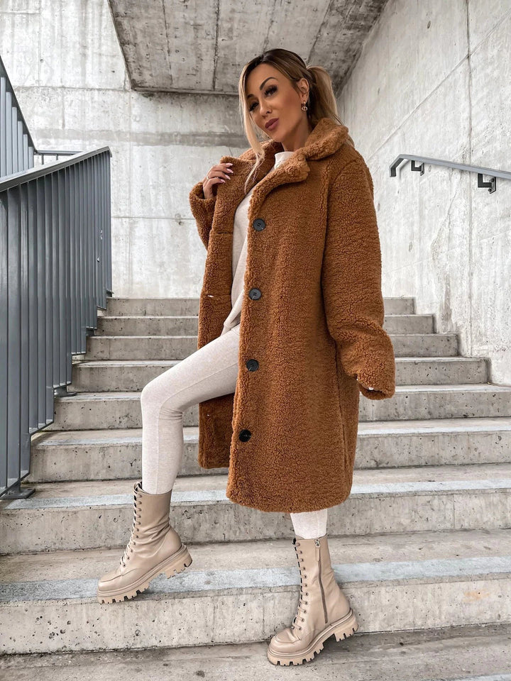 Mirla | Lång Kappa Mjuk Teddy-Fleece Huva & Knappstängning Lätt Passform-Eva Jonsson