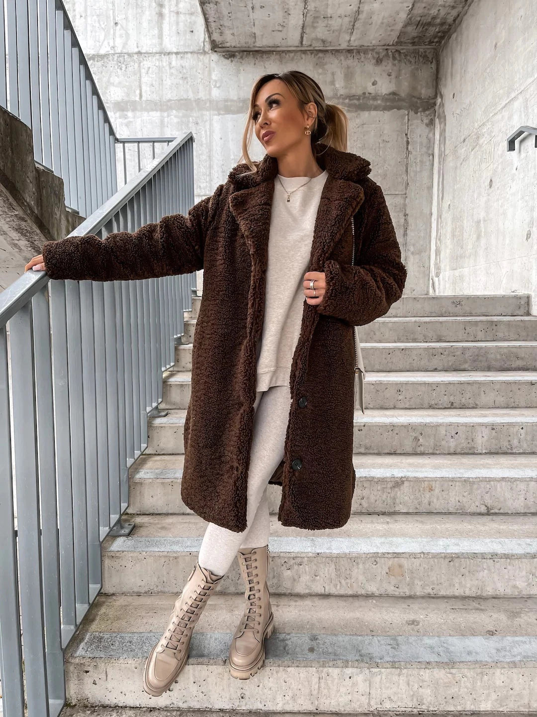 Mirla | Lång Kappa Mjuk Teddy-Fleece Huva & Knappstängning Lätt Passform-Eva Jonsson