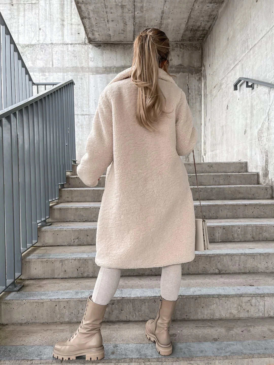 Mirla | Lång Kappa Mjuk Teddy-Fleece Huva & Knappstängning Lätt Passform-Eva Jonsson