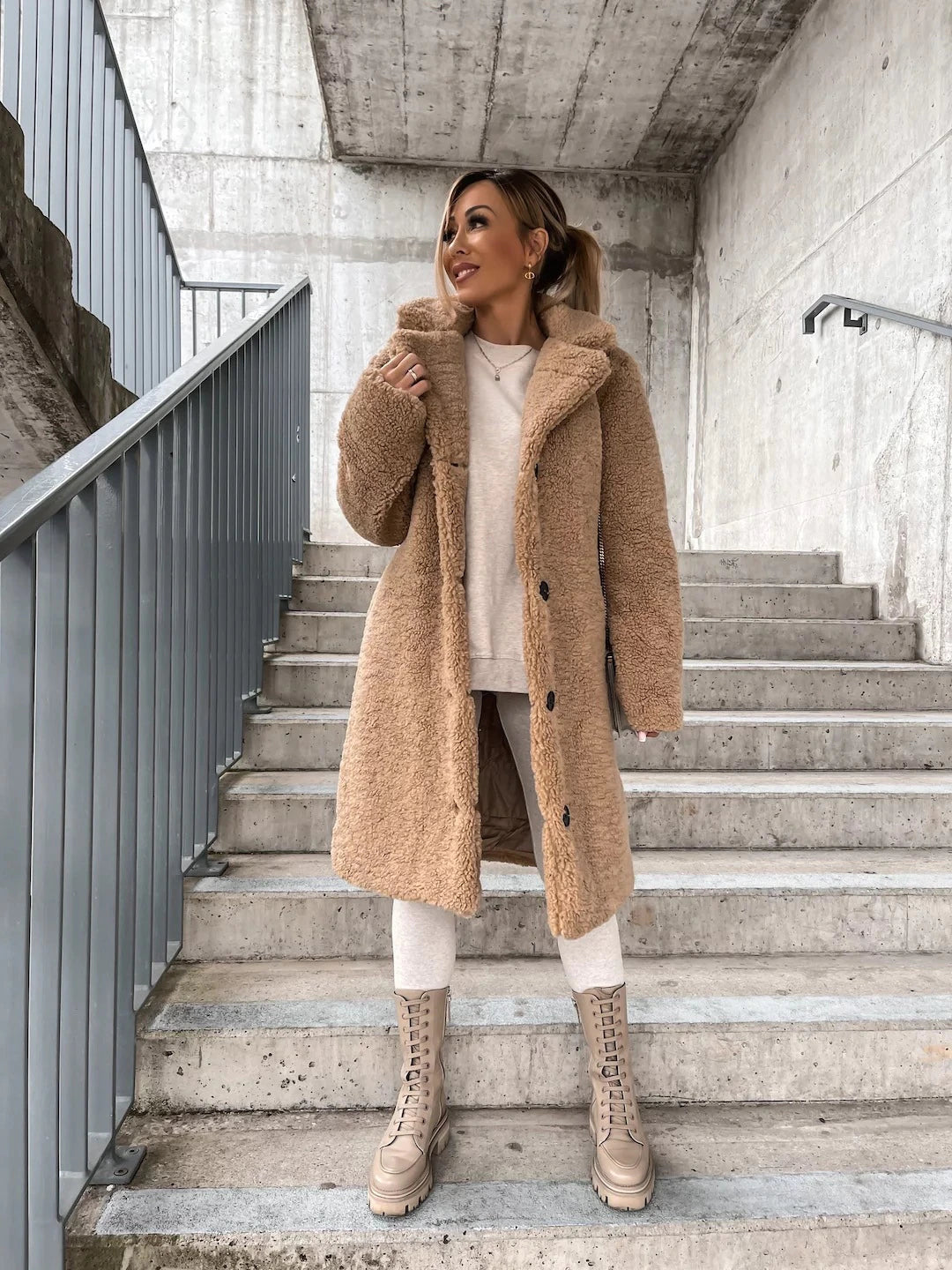 Mirla | Lång Kappa Mjuk Teddy-Fleece Huva & Knappstängning Lätt Passform-Eva Jonsson