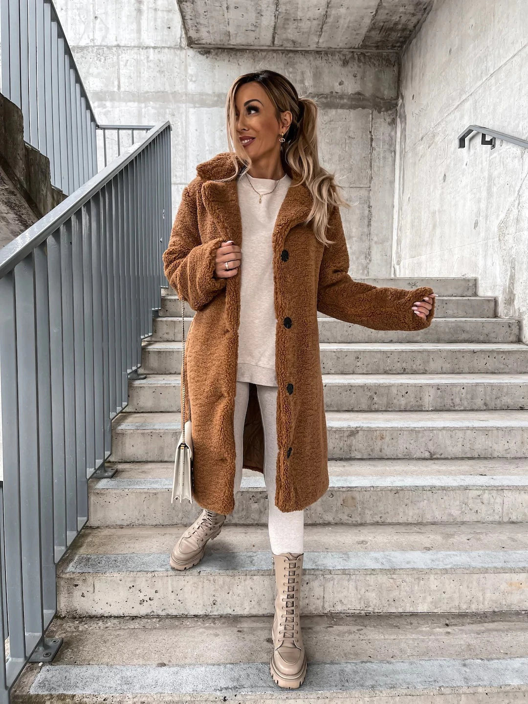 Mirla | Lång Kappa Mjuk Teddy-Fleece Huva & Knappstängning Lätt Passform-Eva Jonsson