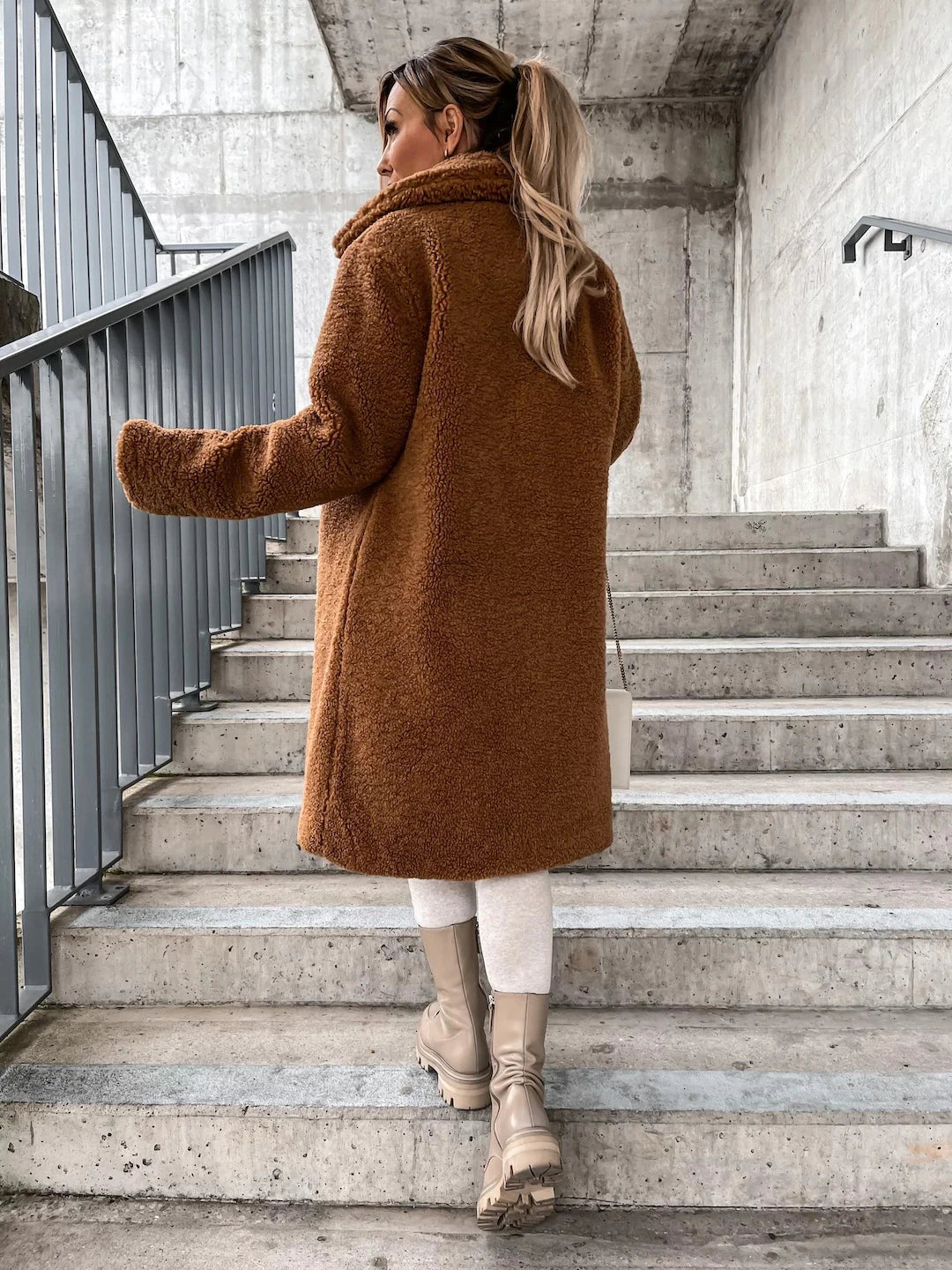 Mirla | Lång Kappa Mjuk Teddy-Fleece Huva & Knappstängning Lätt Passform-Eva Jonsson