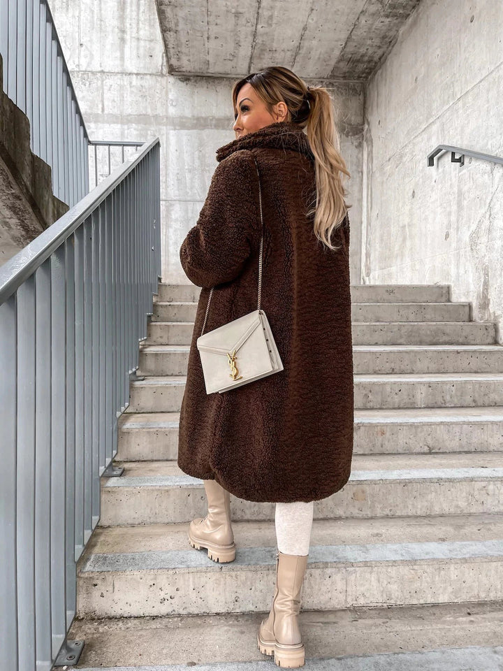 Mirla | Lång Kappa Mjuk Teddy-Fleece Huva & Knappstängning Lätt Passform-Eva Jonsson