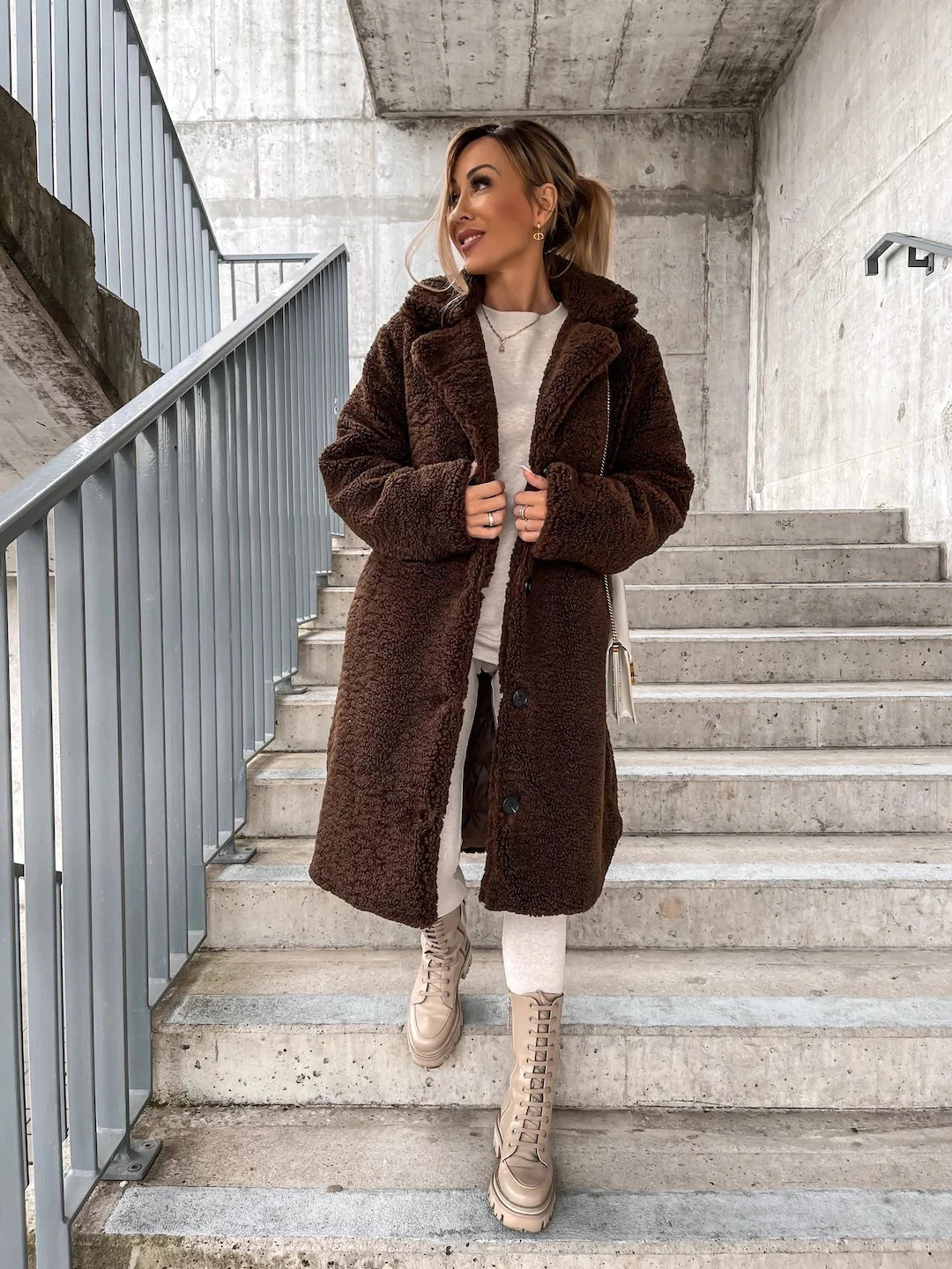 Mirla | Lång Kappa Mjuk Teddy-Fleece Huva & Knappstängning Lätt Passform-Eva Jonsson