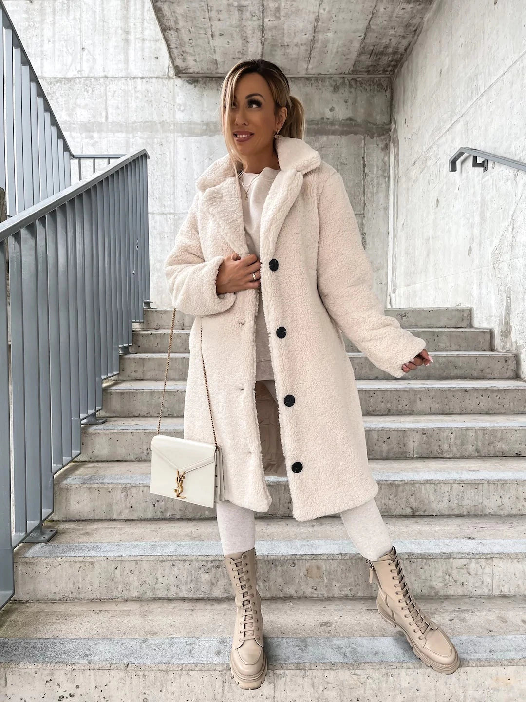 Mirla | Lång Kappa Mjuk Teddy-Fleece Huva & Knappstängning Lätt Passform-Eva Jonsson