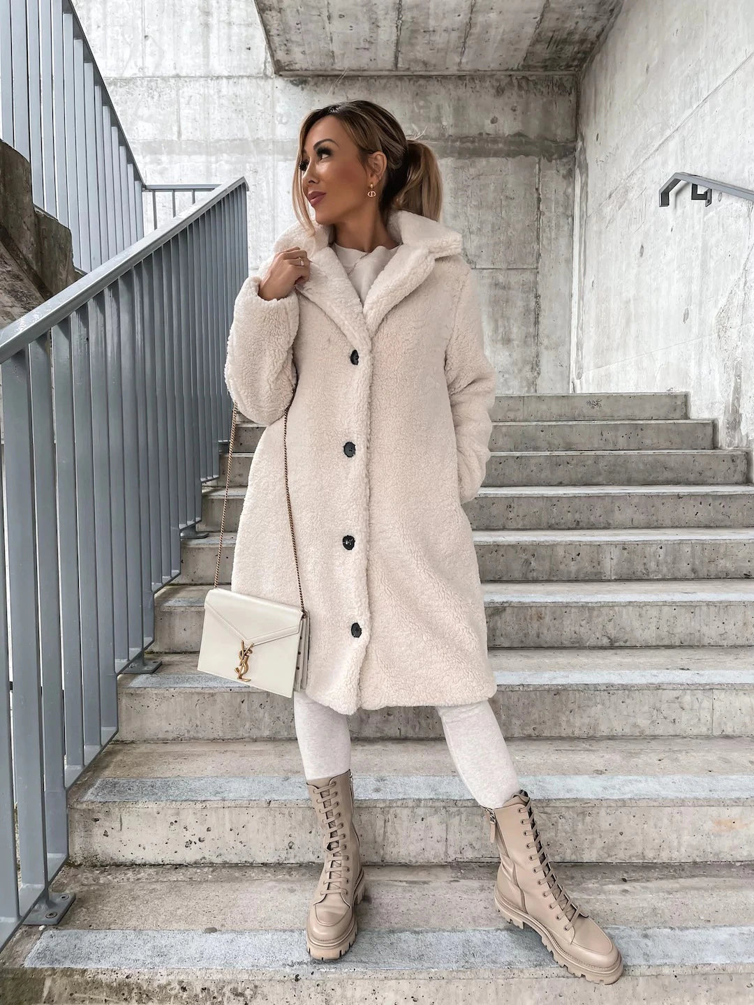 Mirla | Lång Kappa Mjuk Teddy-Fleece Huva & Knappstängning Lätt Passform-Eva Jonsson