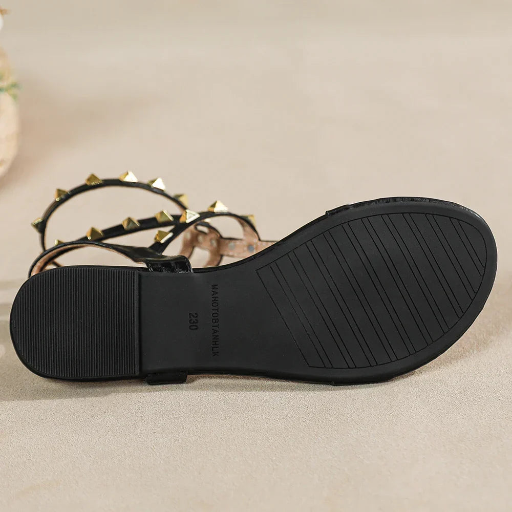 Mirla | Ny sommar utomhus dam platta sandaler brittisk stil dam avslappnad romersk platt stiligt nitar design arbete och fest-Eva Jonsson