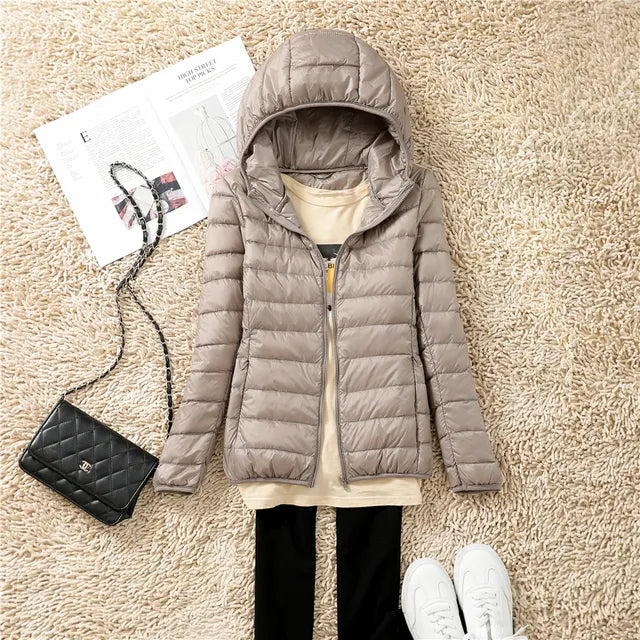 Eva Jonsson | Polina De nya ultralätta, packbara dunjackorna med huva-Eva Jonsson