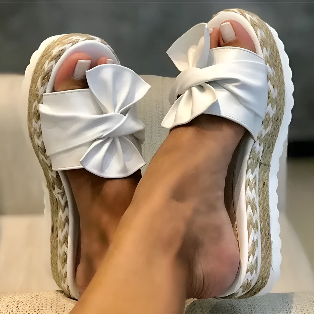 Mirla | Sandaler med kilklack och rosett detaljer-Eva Jonsson